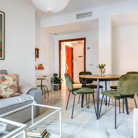 Piso Con Patio Privado Y Parking Nervion Sevilla Kültér fotó
