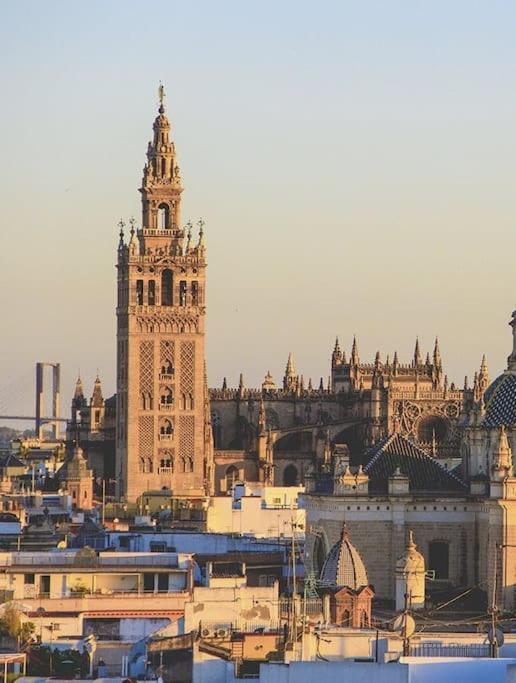 Piso Con Patio Privado Y Parking Nervion Sevilla Kültér fotó