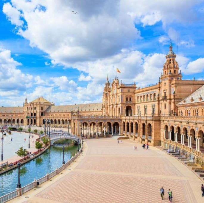 Piso Con Patio Privado Y Parking Nervion Sevilla Kültér fotó
