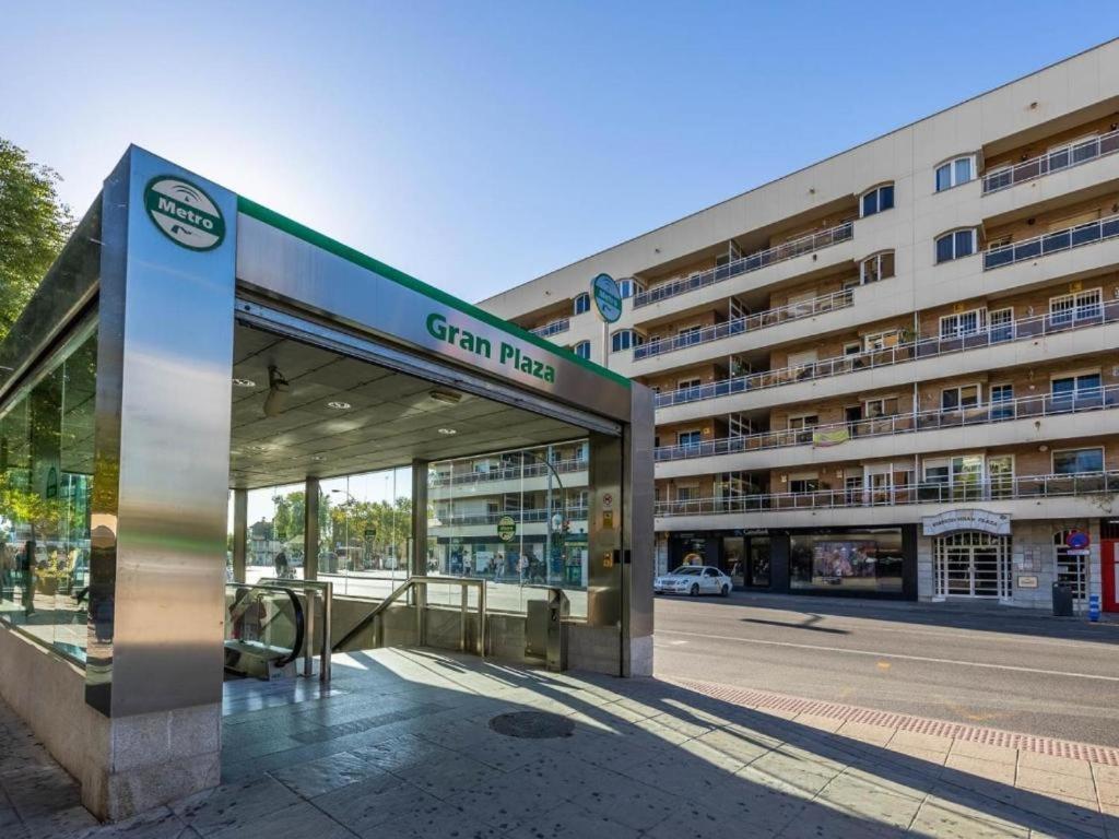Piso Con Patio Privado Y Parking Nervion Sevilla Kültér fotó