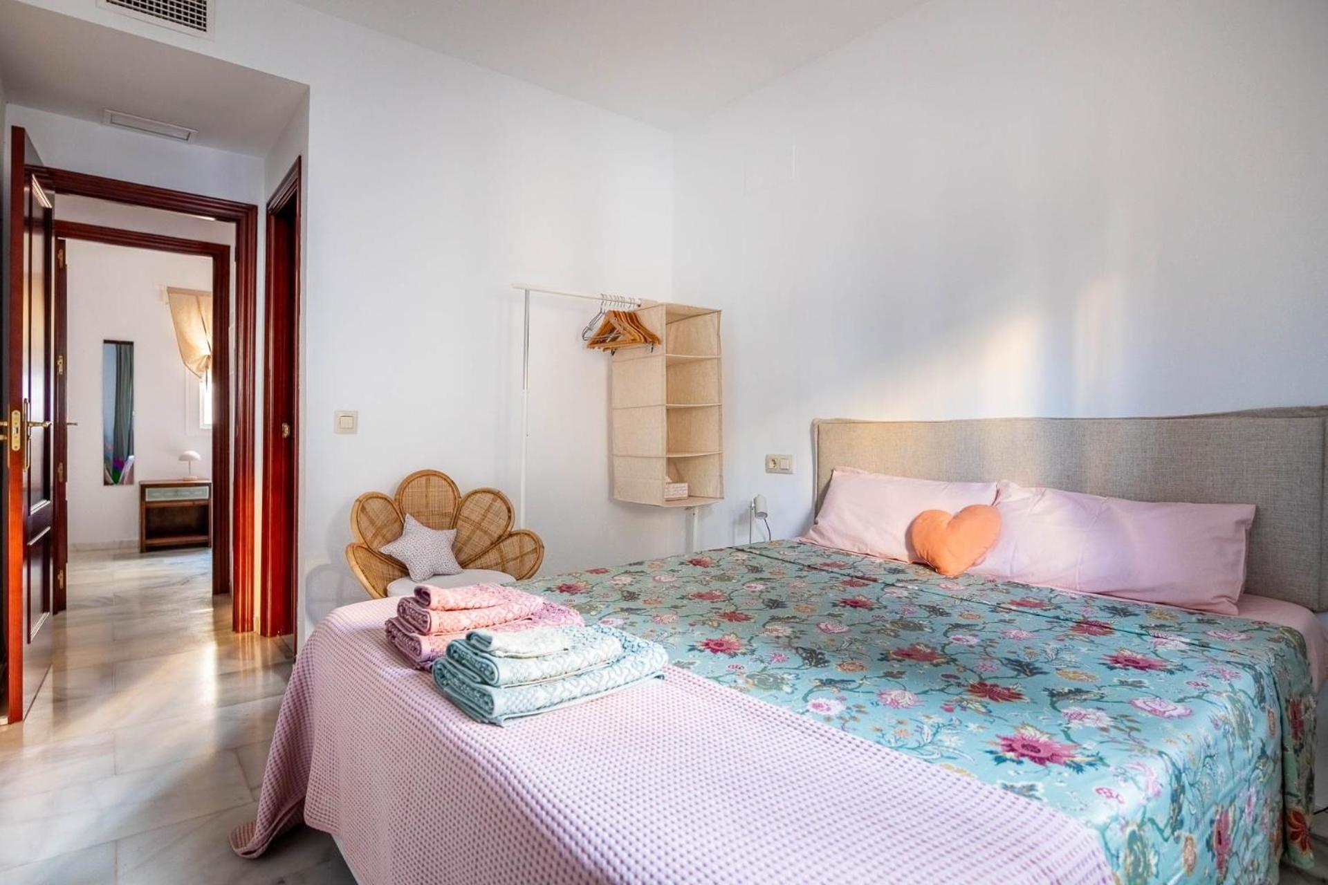 Piso Con Patio Privado Y Parking Nervion Sevilla Kültér fotó